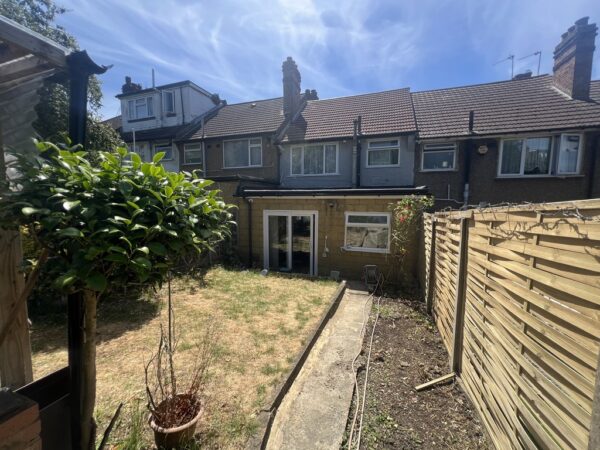 Whitton Avenue East, Greenford